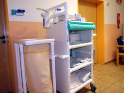 Stationswagen MC 340 mit ankoppelbaren W�schesammler, abnehmbaren Abfalleimer und Emulsionspender im Einsatz