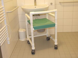 Toilettensitzerhöhung als Dusch- und Nachtstuhl, mit Eimer und Einleger auf Wunsch