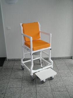 besonders kippsichere Dusch- und Toilettenstühle bei geistiger Behinderung