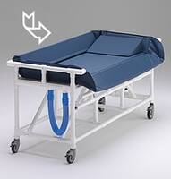 Duschwagen bei  Badeproblemen, Transportliegen